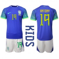 Camisa de Futebol Brasil Antony #19 Equipamento Secundário Infantil Mundo 2022 Manga Curta (+ Calças curtas)